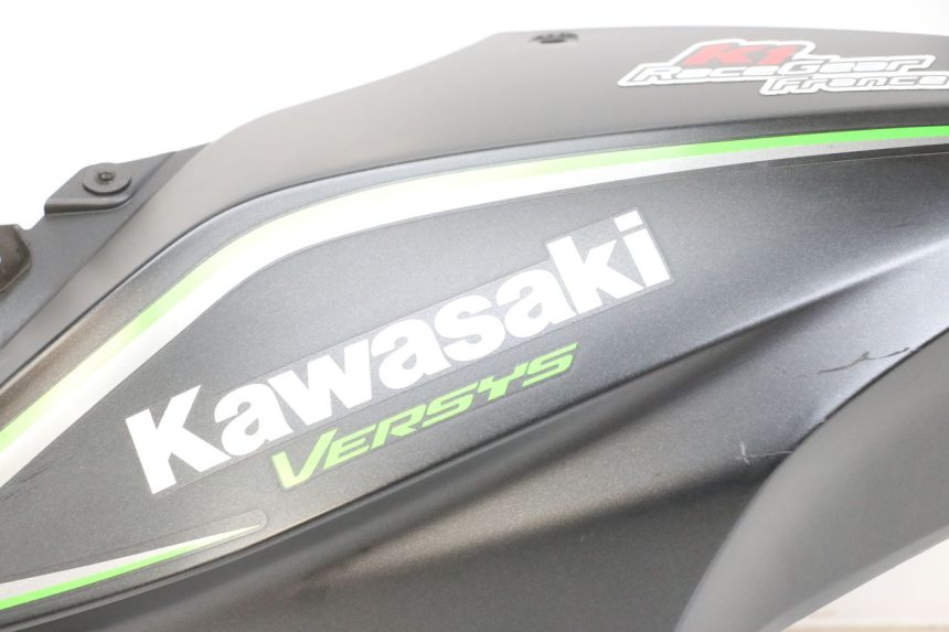 photo de OSŁONA ZBIORNIKA LEWA KAWASAKI VERSYS ABS 650 (2015 - 2018) - Oznaczenia i referencje