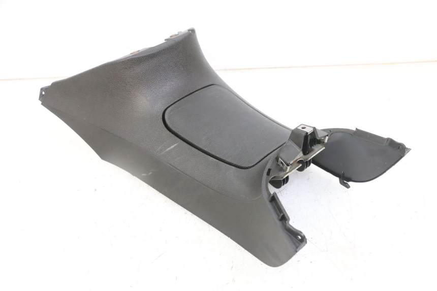 photo de OSŁONA ZBIORNIKA PIAGGIO IE MP3 YOURBAN 300 (2011 - 2016) - Zbliżenie techniczne