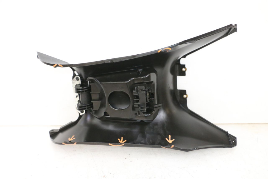 photo de OSŁONA ZBIORNIKA PIAGGIO MP3 HPE 300 (2019 - 2026) - Zbliżenie techniczne