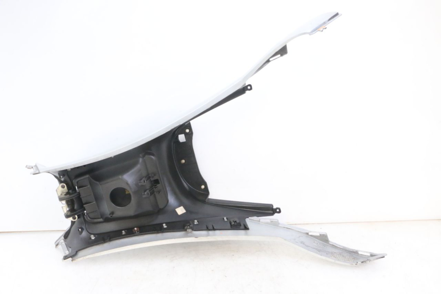 photo de OBUDOWA ZBIORNIKA PIAGGIO MP3 LT 300 (2010 - 2016) - Szczegóły charakterystyczne