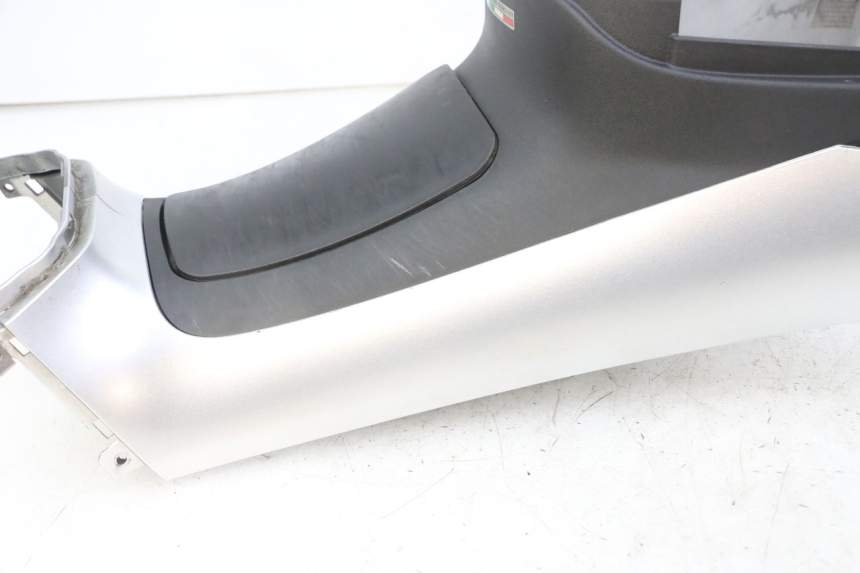 photo de OBUDOWA ZBIORNIKA PIAGGIO MP3 LT 300 (2010 - 2016) - Widok z bliska