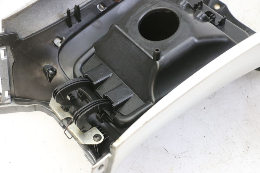 photo de OBUDOWA ZBIORNIKA PIAGGIO MP3 LT 300 (2010 - 2016) - Oznaczenia i referencje