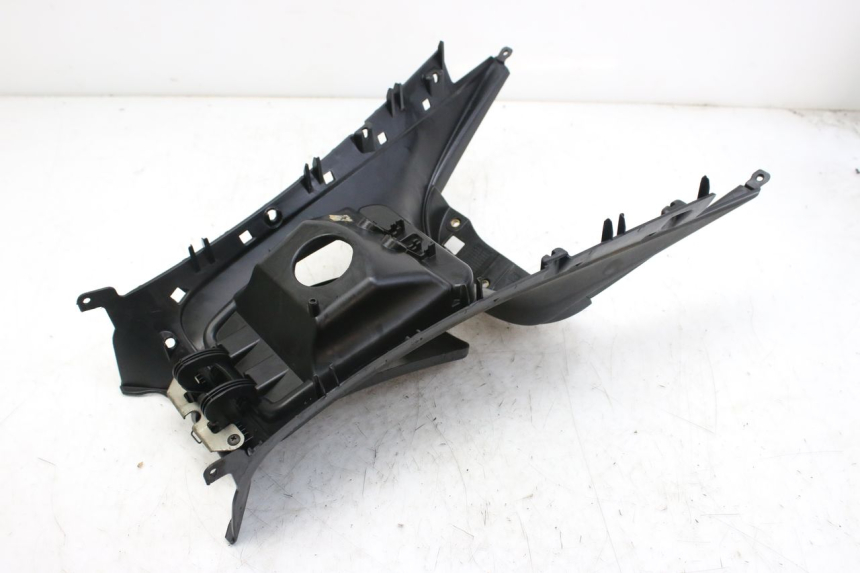 photo de OBUDOWA ZBIORNIKA PIAGGIO MP3 RL 250 (2006 - 2010) - Zbliżenie techniczne