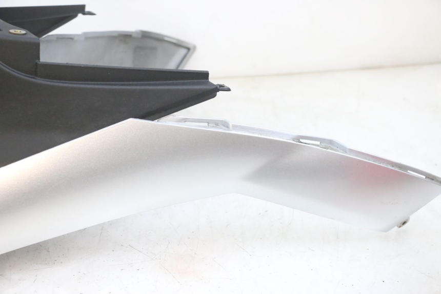 photo de OBUDOWA ZBIORNIKA PIAGGIO MP3 RL 250 (2006 - 2010) - Szczegóły charakterystyczne