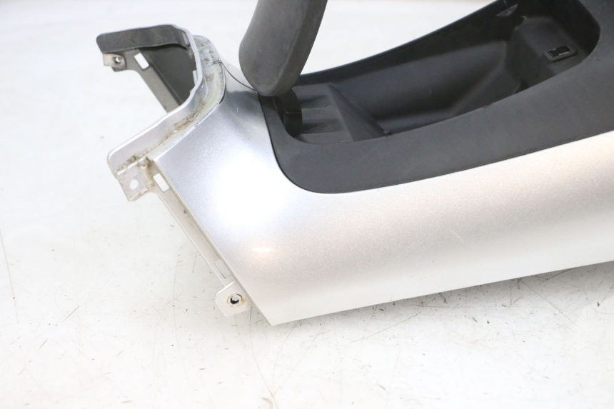 photo de OBUDOWA ZBIORNIKA PIAGGIO MP3 RL 250 (2006 - 2010) - Zbliżenie komponentów