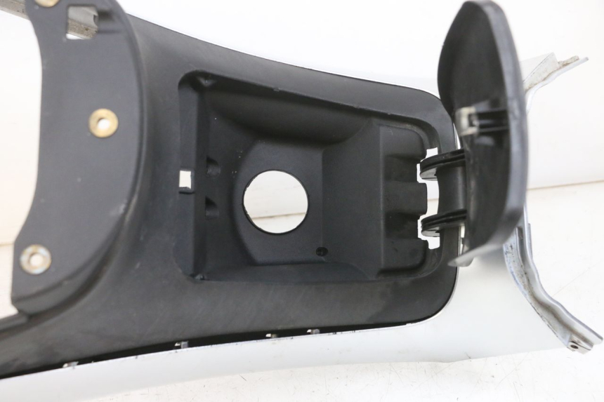 photo de OBUDOWA ZBIORNIKA PIAGGIO MP3 RL 250 (2006 - 2010) - Struktura - zbliżenie