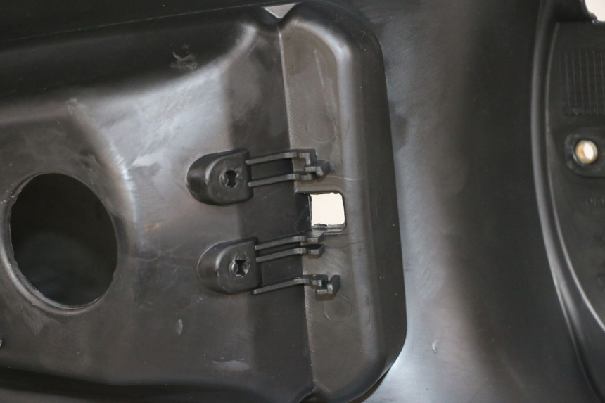 photo de OBUDOWA ZBIORNIKA PIAGGIO MP3 RL 250 (2006 - 2010) - Zbliżenie techniczne