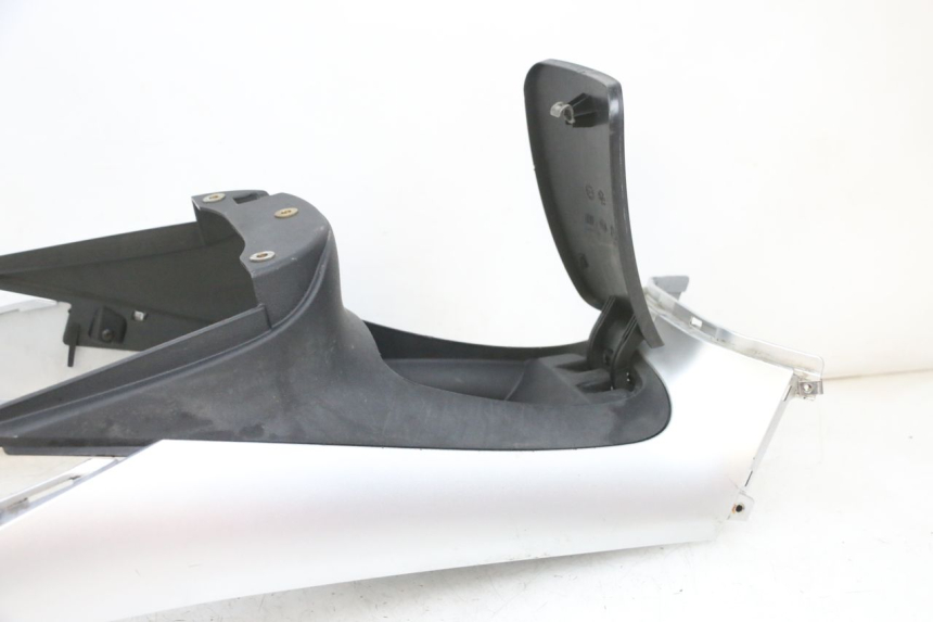 photo de OBUDOWA ZBIORNIKA PIAGGIO MP3 RL 250 (2006 - 2010) - Stan powierzchni