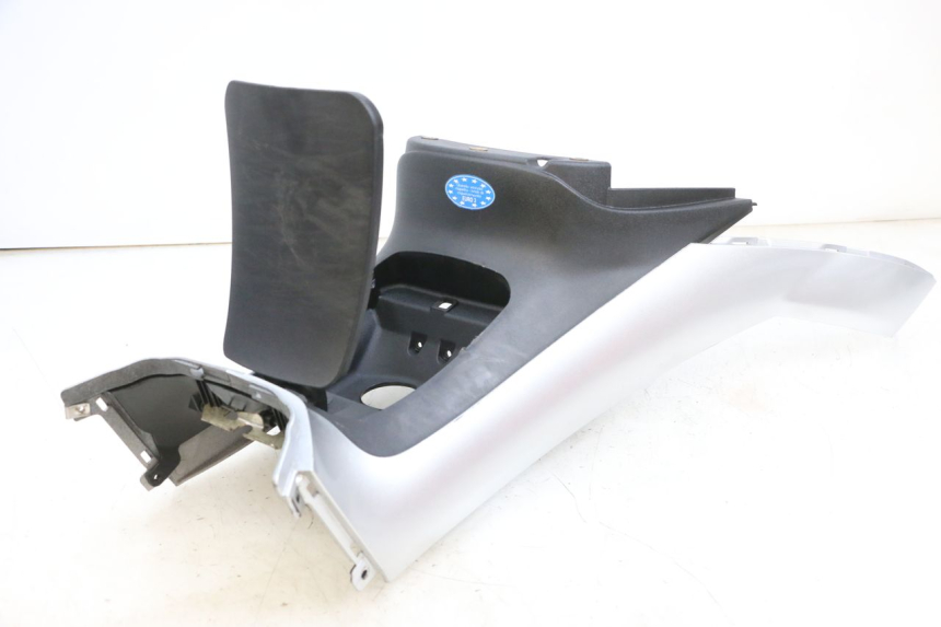 photo de OBUDOWA ZBIORNIKA PIAGGIO MP3 RL 250 (2006 - 2010) - Zbliżenie komponentów