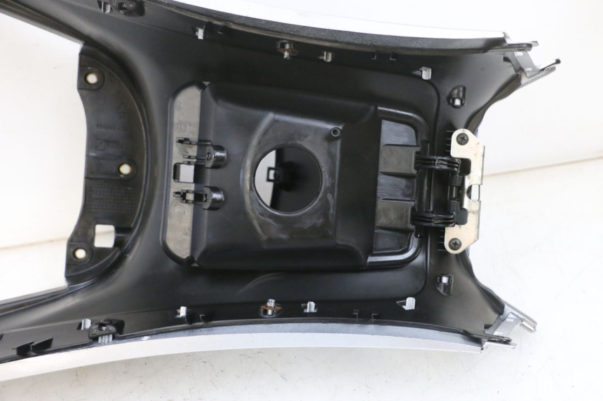 photo de OBUDOWA ZBIORNIKA PIAGGIO MP3 RL 250 (2006 - 2010) - Zbliżenie techniczne