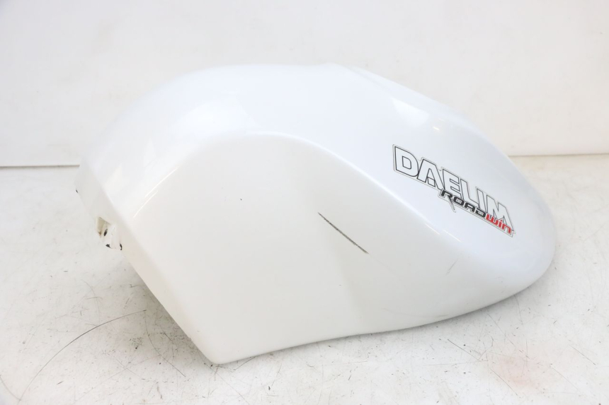 photo de OSŁONA ZBIORNIKA DAELIM VJ ROADWIN FI 125 (2008 - 2017) - Zbliżenie techniczne