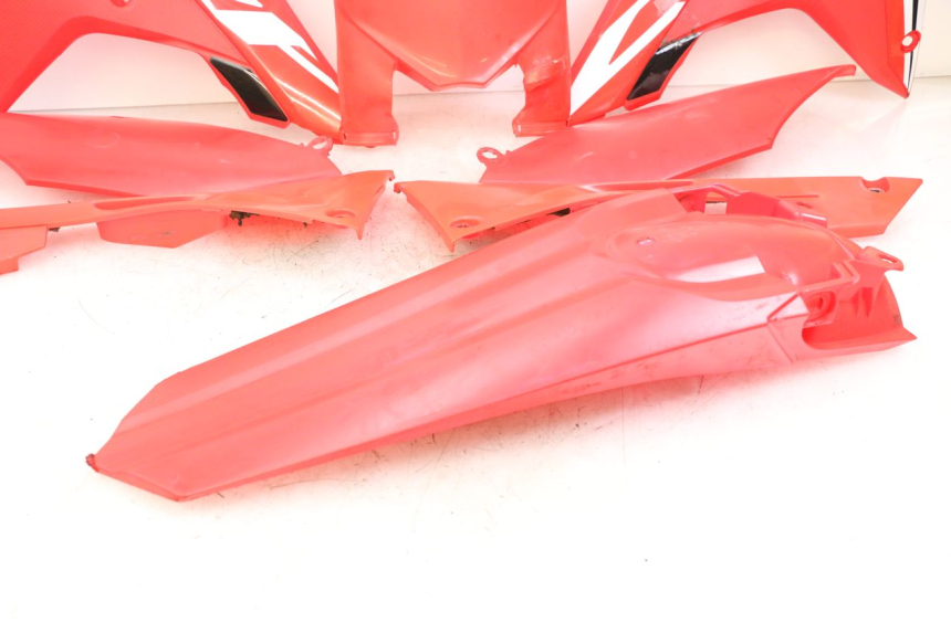 photo de PEŁNY ZESTAW OWIEWEK KAROSERII HONDA CRF R 250 (2020 - 2021) - Zbliżenie techniczne