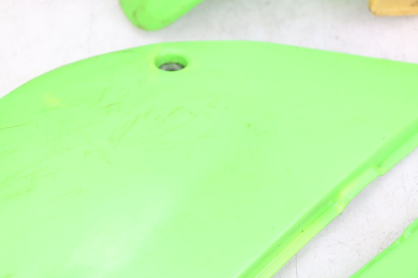 photo de PEŁNY ZESTAW OWIEWEK KAROSERYJNYCH KAWASAKI KX 85 (2001 - 2013) - Zbliżenie techniczne