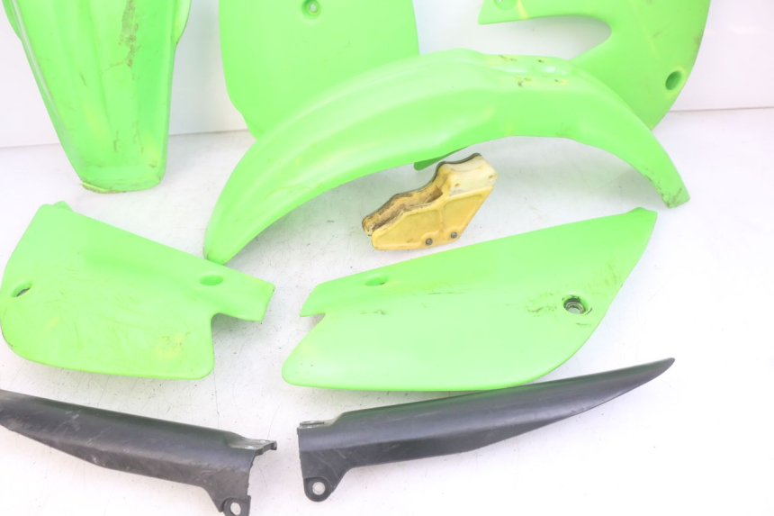 photo de PEŁNY ZESTAW OWIEWEK KAROSERYJNYCH KAWASAKI KX 85 (2001 - 2013) - Zbliżenie komponentów