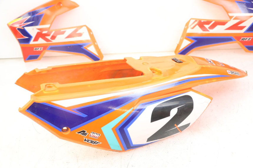 photo de PEŁNY ZESTAW OWIEWEK KAROSERII APOLLO RFZ 125 - Zbliżenie komponentów