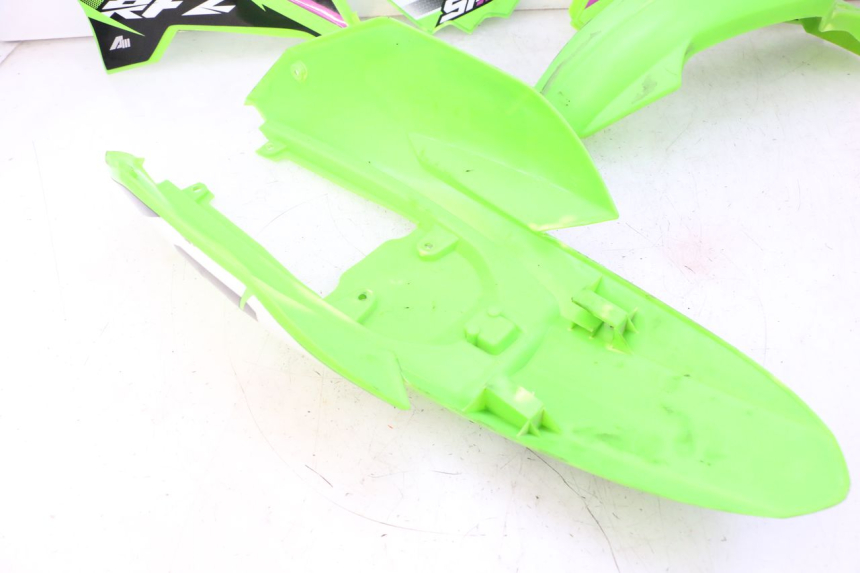 photo de PEŁNY ZESTAW OWIEWEK KAROSERII APOLLO RFZ 125 - Zbliżenie komponentów