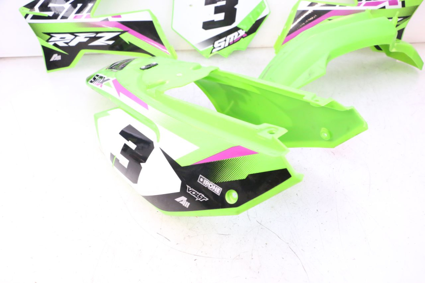 photo de PEŁNY ZESTAW OWIEWEK KAROSERII APOLLO RFZ 125 - Widok z bliska