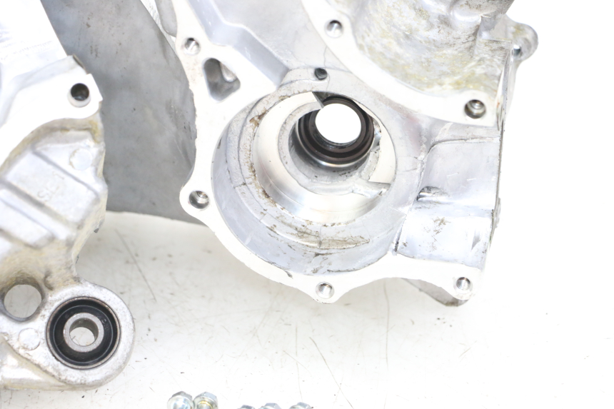 photo de Karter dolny silnika DAELIM A-FOUR 2T 50 (2005 - 2012) - Zbliżenie techniczne