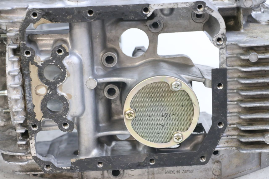 photo de Karter dolny silnika SUZUKI GSX E 250 (1982 - 1983) - Zbliżenie komponentów