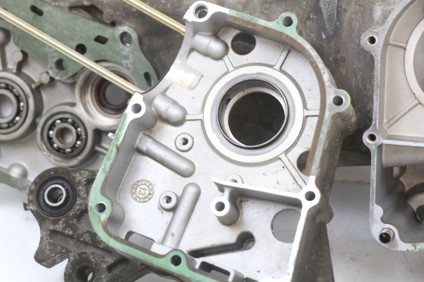 photo de Karter dolny silnika PEUGEOT KISBEE 4T 50 (2018 - 2022) - Zbliżenie techniczne