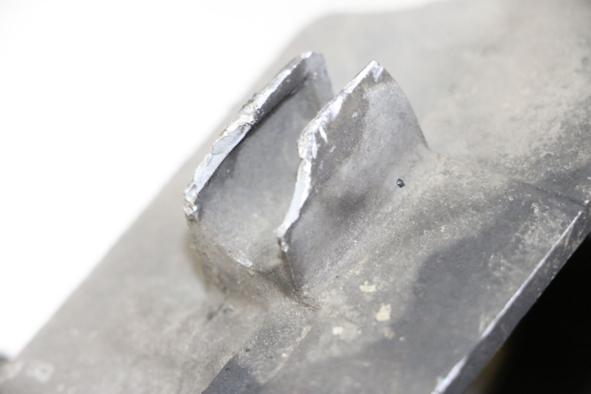 photo de Karter dolny silnika PEUGEOT SATELIS 125 (2010 - 2012) - Zbliżenie techniczne