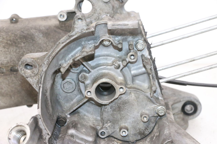 photo de DOLNA OBUDOWA SILNIKA HONDA SCV LEAD 100 (2003 - 2007) - Zoom jakości