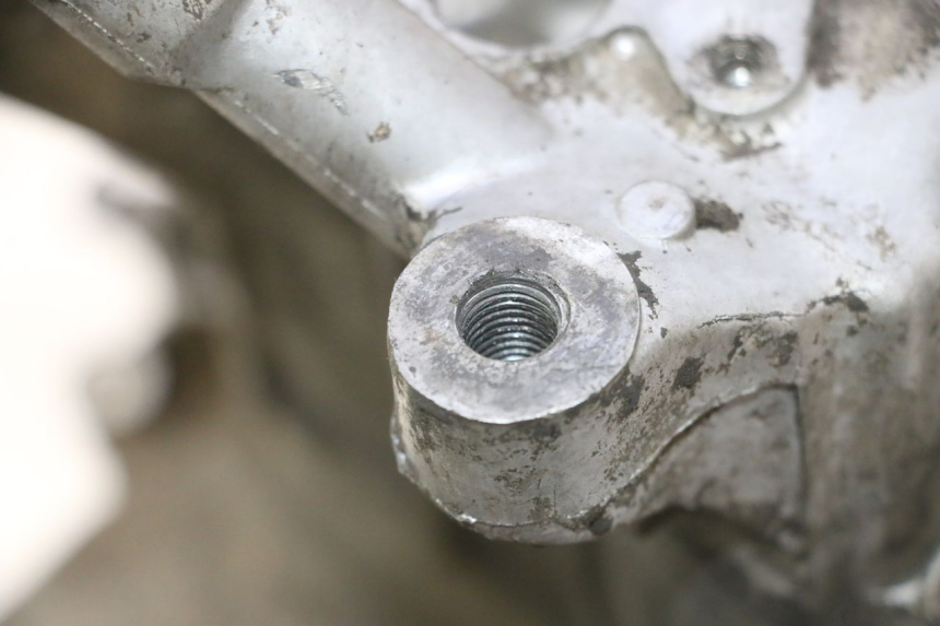 photo de DOLNA OBUDOWA SILNIKA HONDA SCV LEAD 100 (2003 - 2007) - Zoom stanu zużycia
