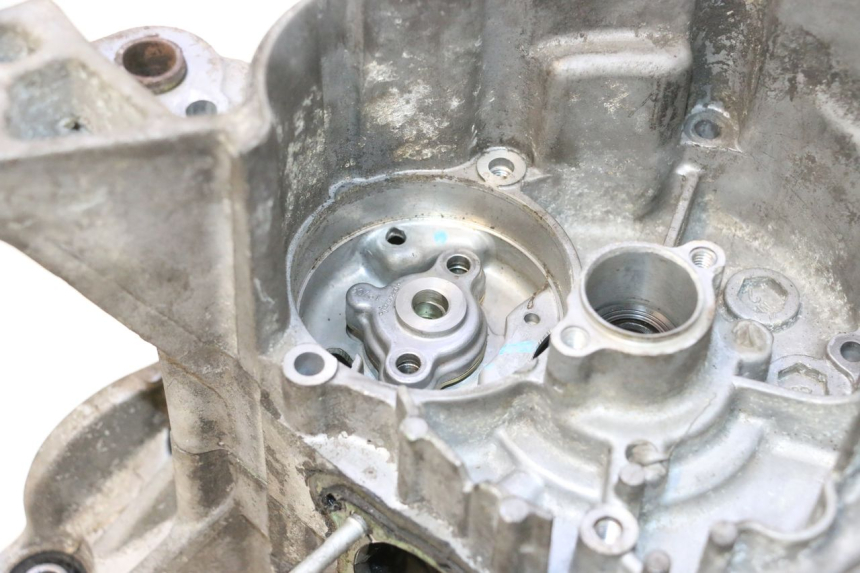 photo de DOLNA OBUDOWA SILNIKA HONDA SCV LEAD 100 (2003 - 2007) - Inny kąt widzenia