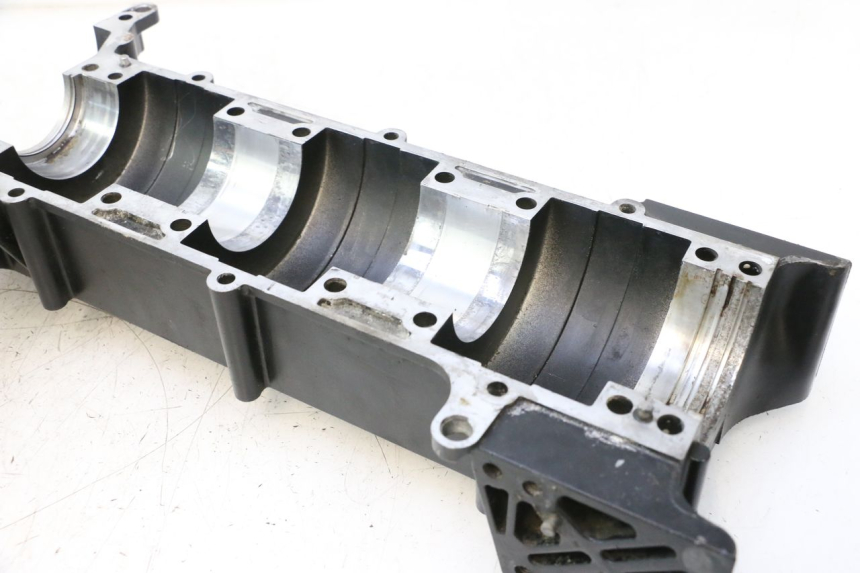 photo de DOLNA OBUDOWA SILNIKA YAMAHA WAVE RUNNER GP R 1200 (2000 - 2003) - Szczegół części