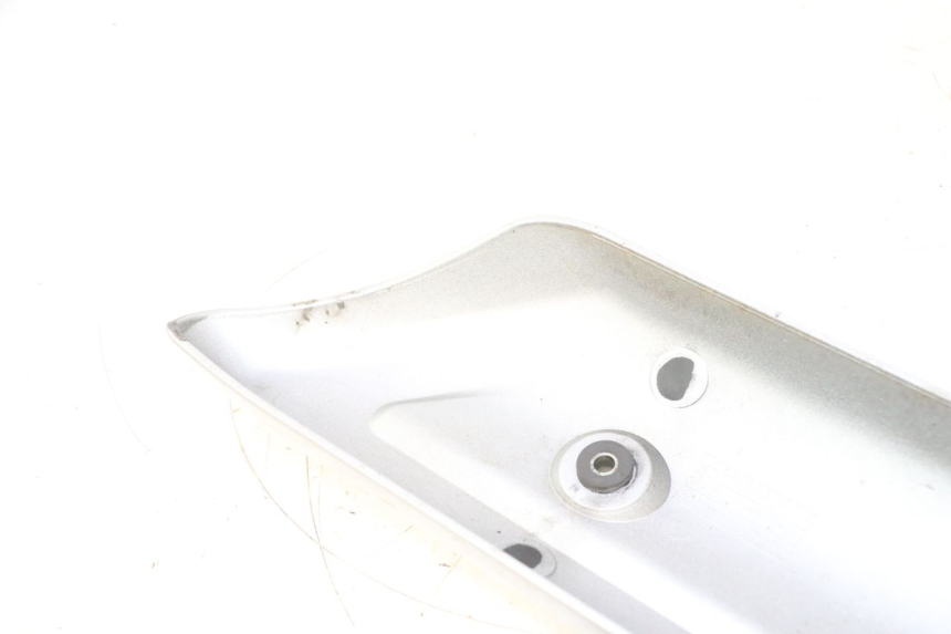 photo de OBUDOWA WYDECHU SUZUKI BURGMAN 125 (2007 - 2014) - Zbliżenie techniczne