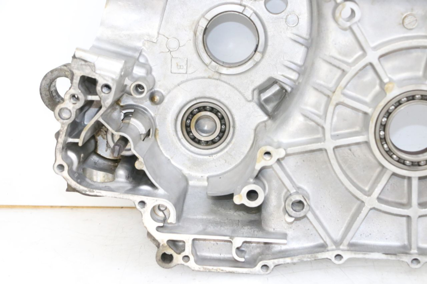 photo de OBUDOWA SILNIKA PRAWA SUZUKI BURGMAN 650 (2013 - 2020) - Zbliżenie komponentów