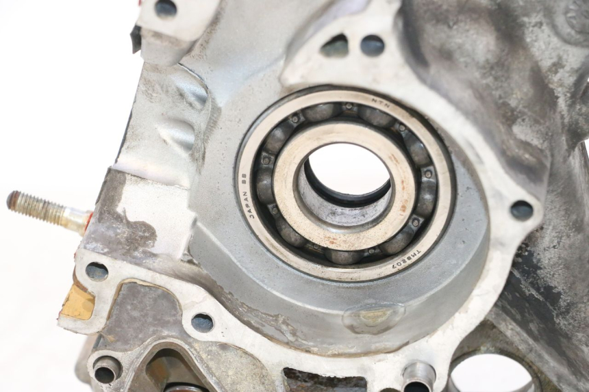 photo de PRAWA OBUDOWA SILNIKA HONDA FES PANTHEON 2T 125 (1998 - 2002) - Zbliżenie techniczne