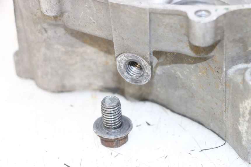 photo de OBUDOWA SILNIKA PRAWA KAWASAKI KX 65 (2000 - 2019) - Zoom stanu zużycia