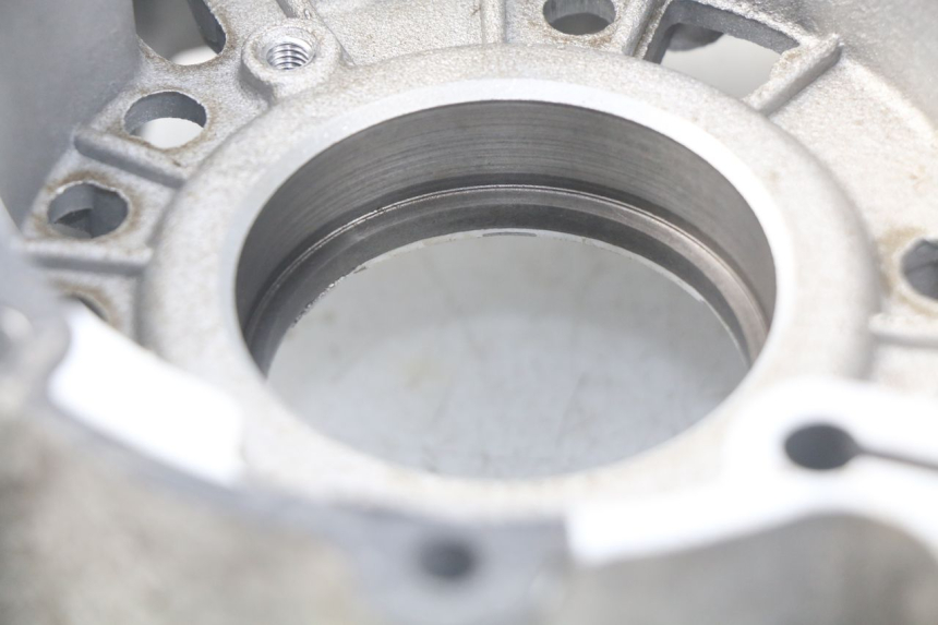 photo de OBUDOWA SILNIKA PRAWA PEUGEOT SATELIS 125 (2013 - 2018) - Zoom stanu zużycia