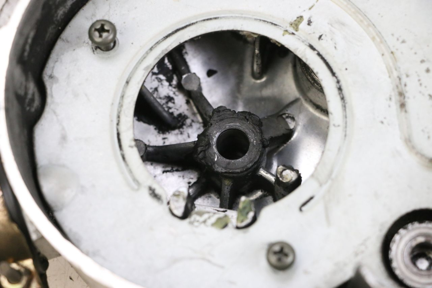 photo de OBUDOWA WARIATORA PEUGEOT KISBEE 4T 50 (2018 - 2022) - Zbliżenie techniczne