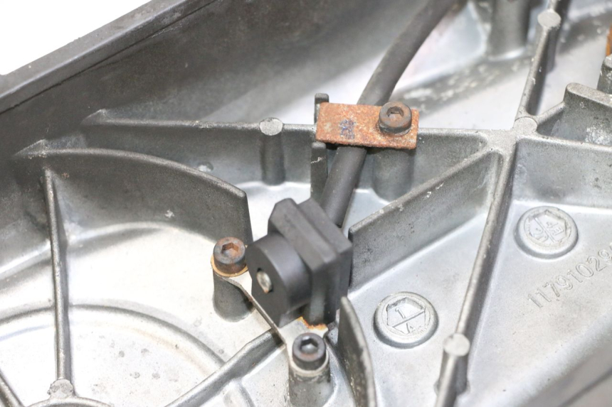 photo de OBUDOWA WARIATORA PEUGEOT STREETZONE I NAKED 2T 50 (2018 - 2020) - Inny kąt widzenia