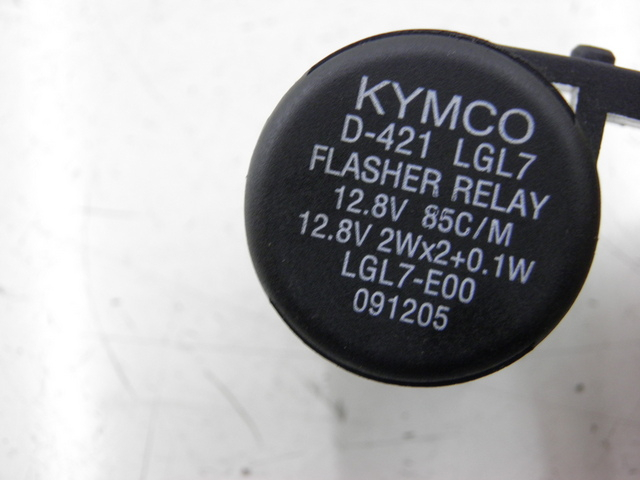 photo de PRZEKAŹNIK KIERUNKOWSKAZU KYMCO QUANNON NAKED 125 (2010) - Szczegół części