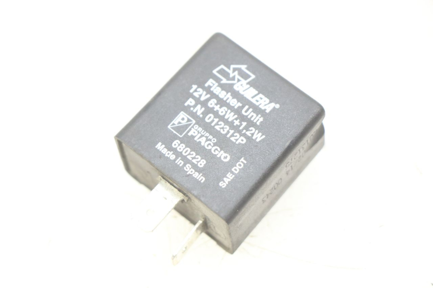 photo de PRZERYWACZ KIERUNKOWSKAZÓW PIAGGIO VESPA PRIMAVERA 2T 50 (2013 - 2018) - Widok główny