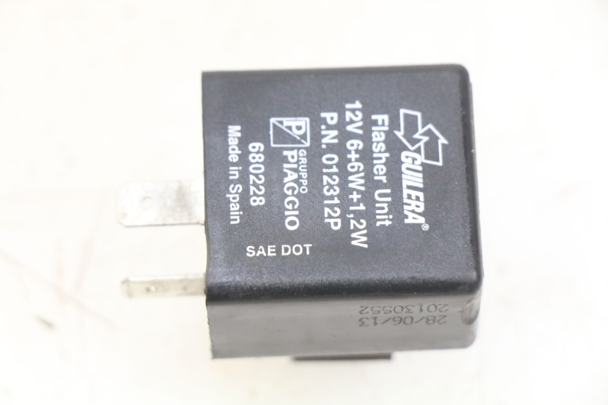 photo de PRZERYWACZ KIERUNKOWSKAZÓW PIAGGIO VESPA PRIMAVERA 2T 50 (2013 - 2018) - Widok główny