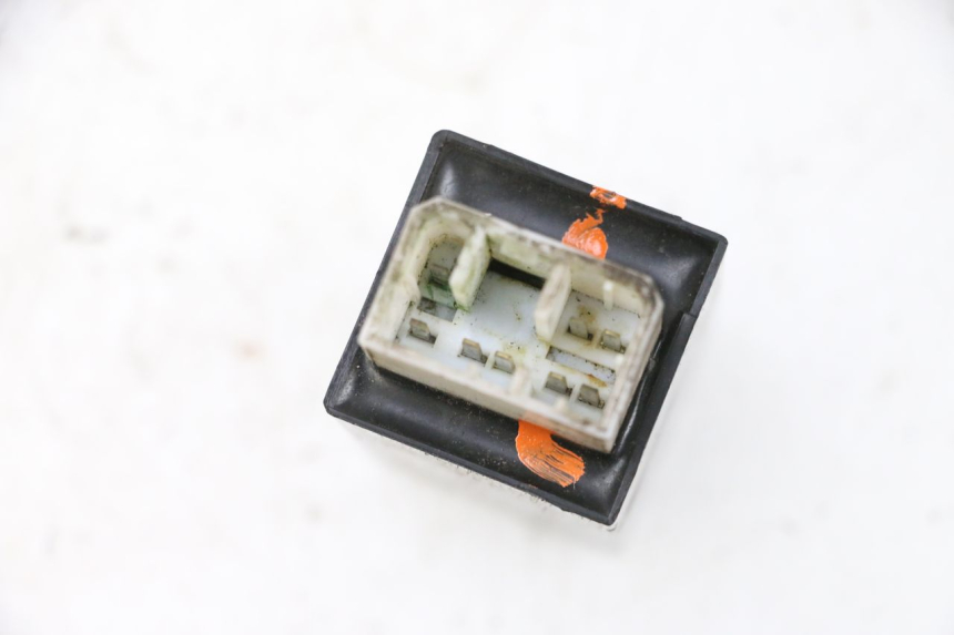 photo de PRZEKAŹNIK KIERUNKOWSKAZU YAMAHA XMAX X-MAX 125 (2006 - 2009) - Zoom stanu zużycia