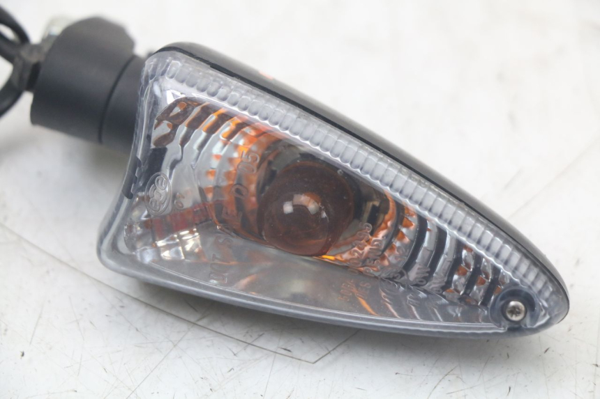 photo de PRAWY TYLNY KIERUNKOWSKAZ YAMAHA AEROX 2T 50 (2013 - 2017) - Szczegół części