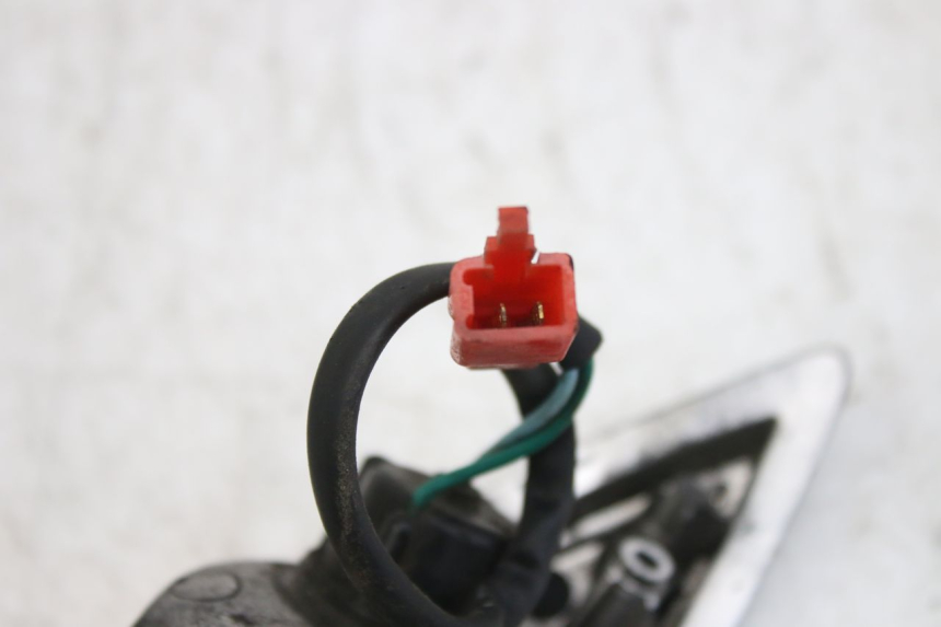 photo de PRAWY TYLNY KIERUNKOWSKAZ SYM FIDDLE 3 III 125 (2014 - 2020) - Zoom stanu zużycia