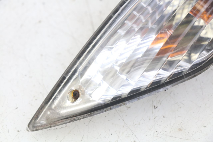 photo de PRAWY TYLNY KIERUNKOWSKAZ SYM FIDDLE 3 III 125 (2014 - 2020) - Zoom stanu zużycia