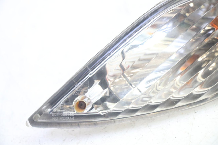 photo de PRAWY TYLNY KIERUNKOWSKAZ SYM FIDDLE 3 III 125 (2014 - 2020) - Szczegół części