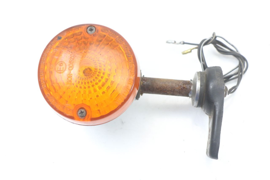 photo de PRAWY TYLNY KIERUNKOWSKAZ SUZUKI GN 125 (1997 - 2000) - Widok główny