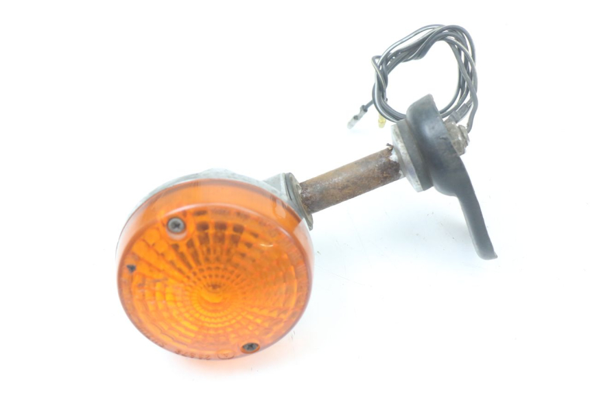 photo de PRAWY TYLNY KIERUNKOWSKAZ SUZUKI GN 125 (1997 - 2000) - Szczegół części