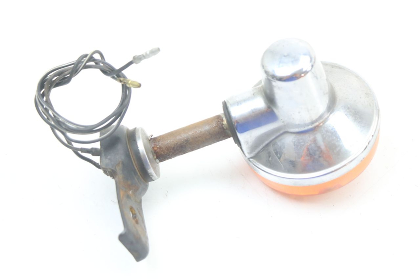 photo de PRAWY TYLNY KIERUNKOWSKAZ SUZUKI GN 125 (1997 - 2000) - Zbliżenie techniczne