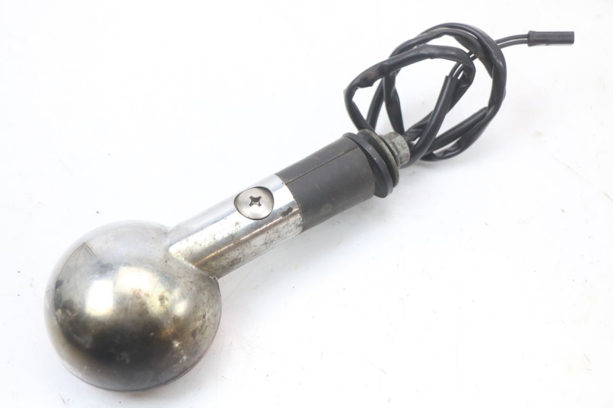 photo de PRAWY TYLNY KIERUNKOWSKAZ SUZUKI GZ MARAUDER 125 (1998 - 2004) - Zbliżenie techniczne