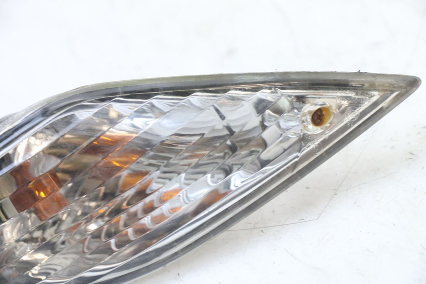 photo de PRAWY TYLNY KIERUNKOWSKAZ SYM FIDDLE 3 III 125 (2014 - 2020) - Zoom stanu zużycia