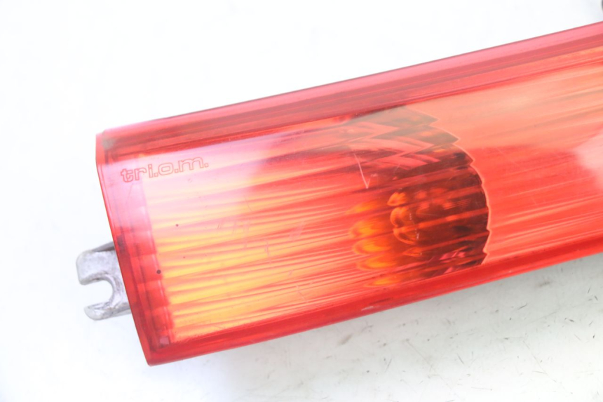 photo de PRAWY TYLNY KIERUNKOWSKAZ PIAGGIO X8 125 (2004 - 2007) - Szczegół części